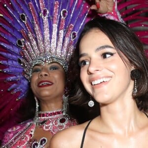 Bruna Marquezine caiu no samba ao som da bateria da Mangueira em lançamento da coleção de Camila Coelho para a marca norte-americana Revolve, em junho de 2019