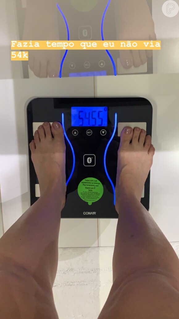 Maraisa, da dupla com Maiara, mostrou resultado da dieta em balança nesta quarta-feira, 31 de julho de 2019
