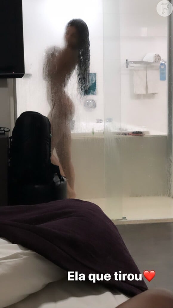 Ludmilla fez foto da namorada, Bruna Gonçalves, nua durante o banho