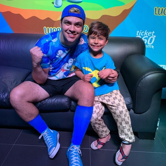 Filho de Simone, Henry é fã do youtuber Lucas Neto