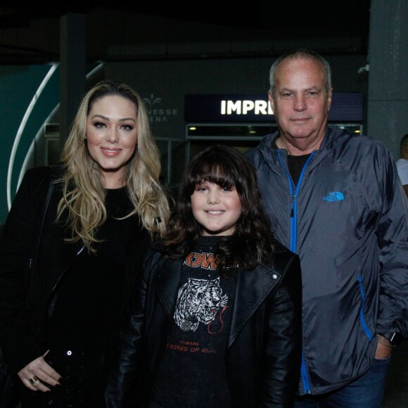 Jaime Monjardim e Tania Mara levam a filha, Maria Fernanda, ao show de Sandy e Junior no Rio de Janeiro