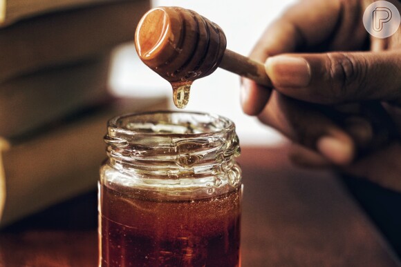 A hidratação com mel é uma boa opção para deixar os cabelos mais sedosos e macios. Veja a receita na matéria!