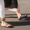 Tanto as sandálias de tirinhas finas e delicadas quanto as chunky sandals vão estar em alta no verão
