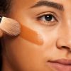A base para pele oleosa deve ser 'oil-free' e ter efeito matte para controlar o brilho no rosto