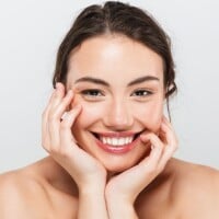 Pele oleosa e com acne: aprenda a limpar e a hidratar sem aumentar a oleosidade