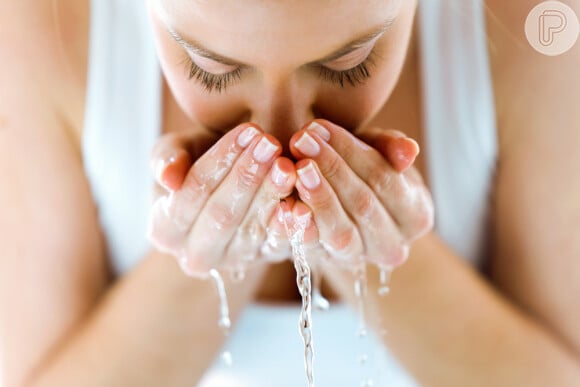 A pele oleosa deve ser lavada duas vezes ao dia, pela manhã e à noite, com sabonete específico