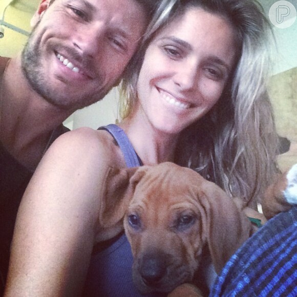 Fernanda Lima e Rodrigo Hilbert mostram o novo cachorrinho da família, em 14 de outubro de 2014