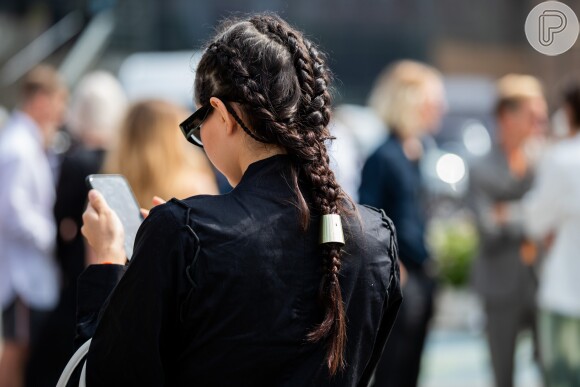 O prendedor de cabelo metalizado apareceu no penteado das fashionistas na Semana de moda de Copenhagen