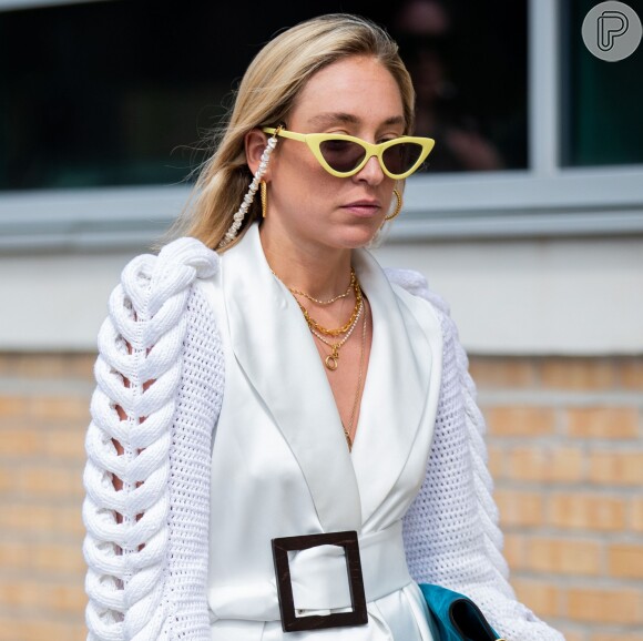 O mix de colares dourados é tendência: look apareceu na Semana de Moda de Copenhagen