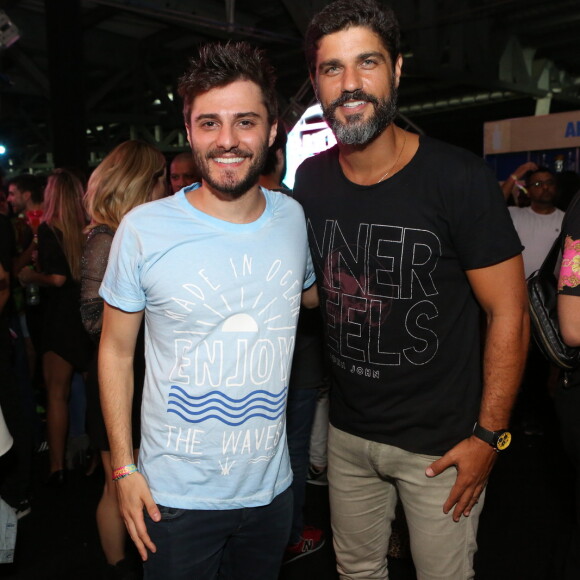 Hugo Bonemer curtiu o Baile da Favorita e posou para foto com Bruno Cabrerizo