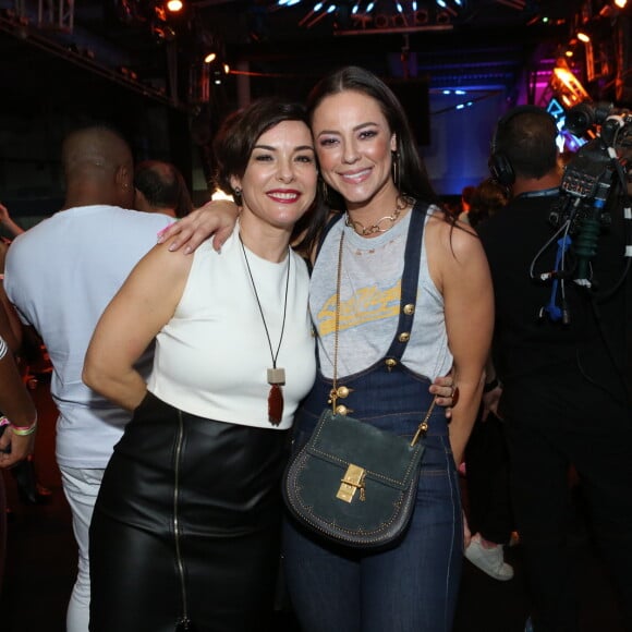 Regiane Alves esteve no Baile da Favorita e encontrou Paolla Oliveira