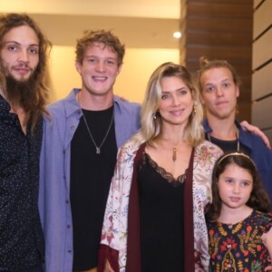 Letícia Spiller foi com o namorado, Pablo Vares, e os filhos, Pedro Novais e Stella, na pré-estreia do filme 'Eu Sou Brasileiro', nesta segunda-feira, 12 de agosto de 2019