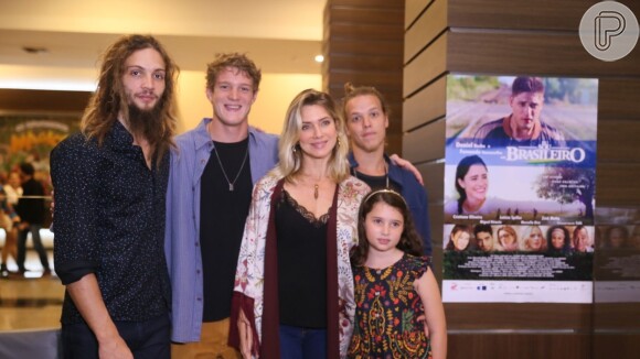 Letícia Spiller foi com o namorado, Pablo Vares, e os filhos, Pedro Novais e Stella, na pré-estreia do filme 'Eu Sou Brasileiro', nesta segunda-feira, 12 de agosto de 2019