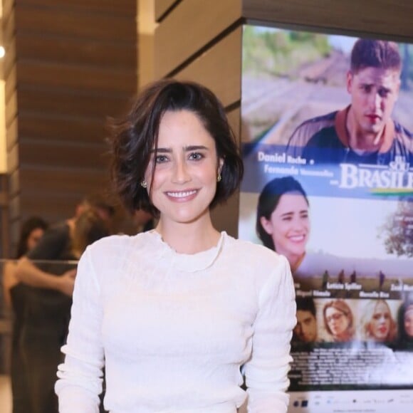 Fernanda Vasconcellos apostou em look total white para conferir pré-estreia do filme 'Eu Sou Brasileiro'