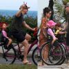 Thais Fersoza e Michel Teló param passeio de bike com filhos por virada no tempo à beira-mar nesta terça-feira, dia 13 de outubro de 2019