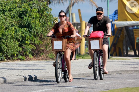 Thais Fersoza e Michel Teló decidiram passear de bicicleta com os filhos, Melinda e Teodoro