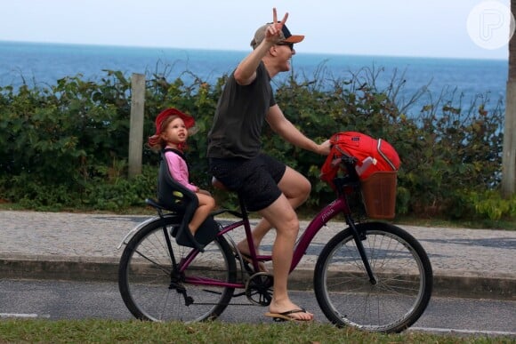 Michel Teló levou a filha mais velha do casal, Melinda, em uma cadeirinha atrás do assento de sua bicicleta