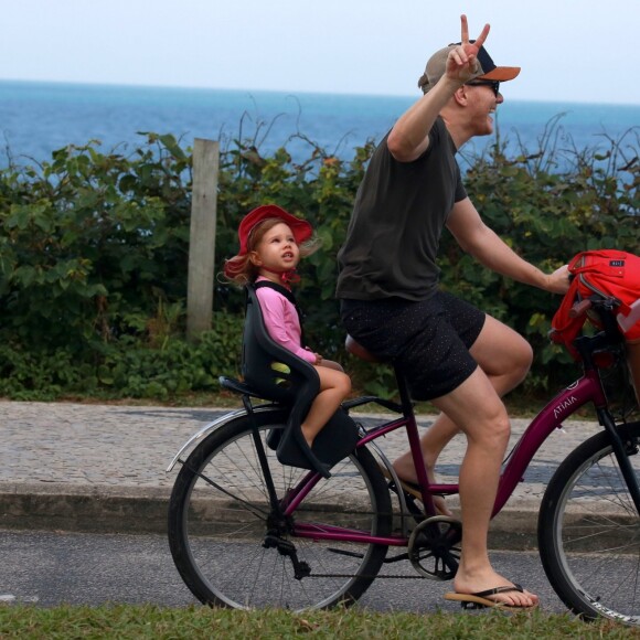 Michel Teló levou a filha mais velha do casal, Melinda, em uma cadeirinha atrás do assento de sua bicicleta