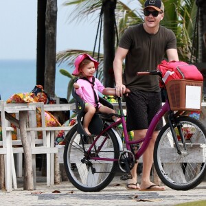 Michel Teló arruma bicicleta na companhia da filha, Melinda, antes de pedalar