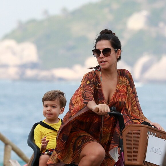 Thais Fersoza deixou a praia de bicicleta na companhia de Teodoro, seu filho caçula