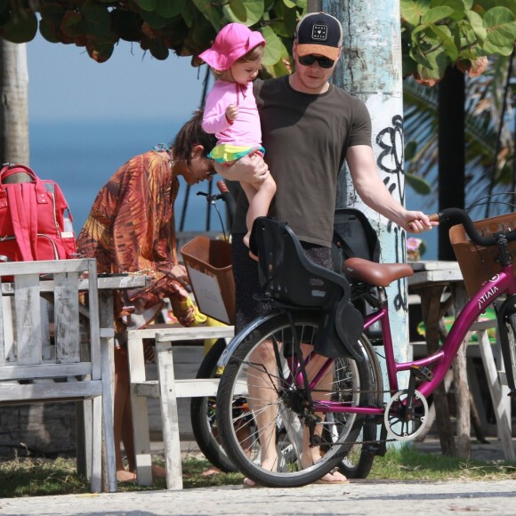 Michel Teló leva a filha Melinda, de 3 anos, no colo até chegar à bicicleta