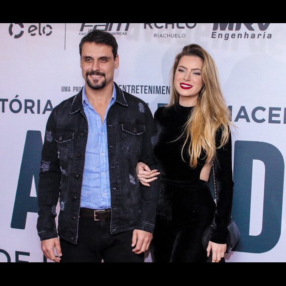 Rayanne Morais faz rara aparição com o namorado, Felipe Cunha, no cinema