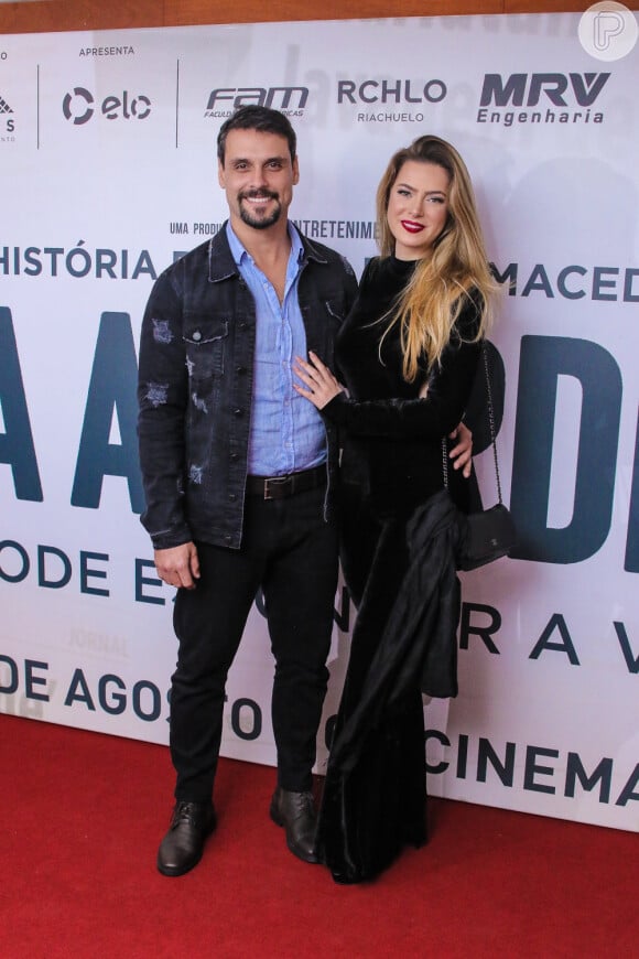 Rayanne Morais levou o namorado, Felipe Cunha, para conferir première de 'Nada a Perder 2' no Teatro Bradesco, em São Paulo