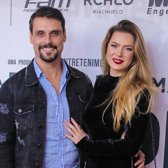 Rayanne Morais levou o namorado, Felipe Cunha, para conferir première de 'Nada a Perder 2' no Teatro Bradesco, em São Paulo