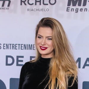 Rayanne Morais roubou a cena com elegância em look com recortes