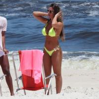 Nicole Bahls pega sol e exibe corpão em biquíni neon na praia da Barra