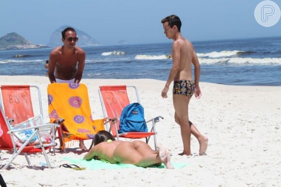 Nicole Bahls com dois amigos na praia da Barra da Tijuca, no Rio
