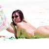Nicole Bahls não se importa com os paparazzi na praia da Barra da Tijuca, no Rio