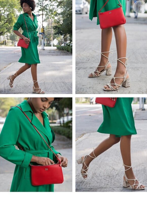 O vestido verde, aqui, ganhou contraste com a bolsa vermelha e mais graça com as sandálias de amarrar