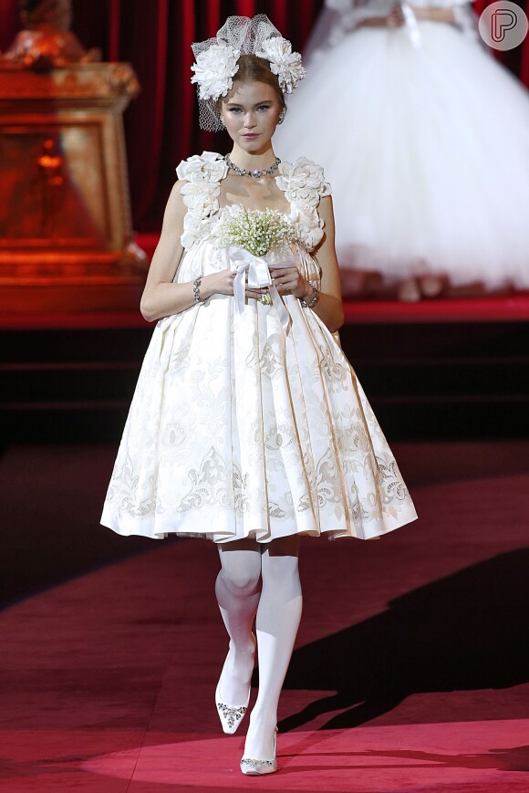 Esse vestido curtinho, com apliação de flores, tem a cara das noivas românticas