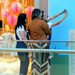 Marilia Mendonça posou com fãs para fotos durante passeio em shopping