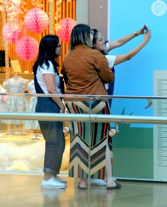 Marilia Mendonça posou com fãs para fotos durante passeio em shopping