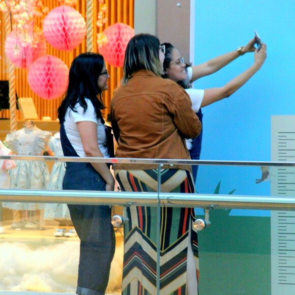 Marilia Mendonça posou com fãs para fotos durante passeio em shopping