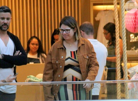 Grávida, Marilia Mendonça posa com fãs e acena para fotos durante passeio no Rio