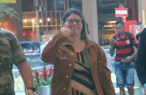 Grávida, Marilia Mendonça posa com fãs e acena para fotos durante passeio no Rio