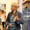 Xuxa é vista constantemente passeando com Dudu em shoppings