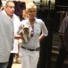 Xuxa passeia em shopping com o cachorro Dudu, da raça yorkshire