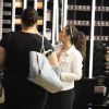 Lívian Aragão faz compras em loja de maquiagem com a mãe, Lilian