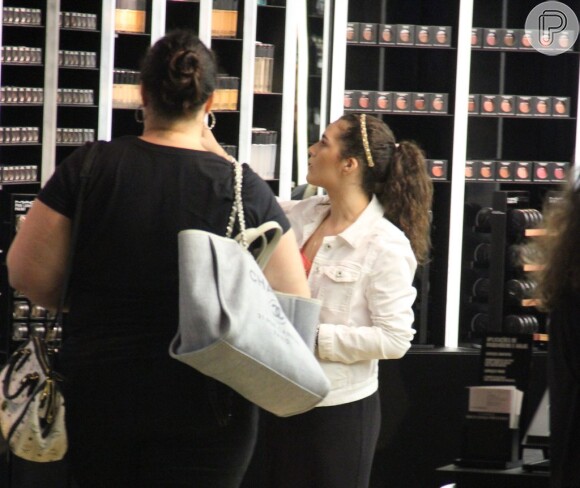 Lívian Aragão faz compras em loja de maquiagem com a mãe, Lilian
