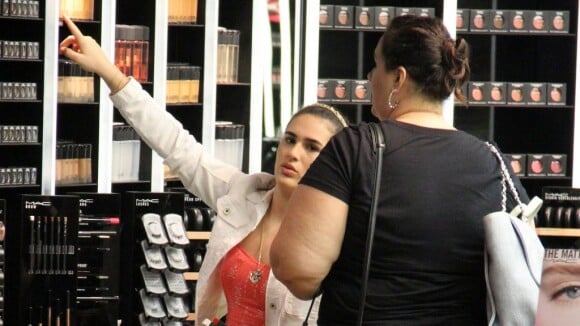 Sem o namorado, Lívian Aragão faz compras com a mãe em loja de maquiagem no Rio