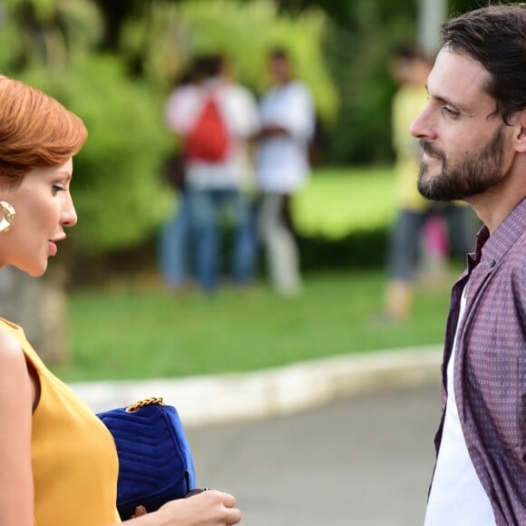 Na novela 'Topíssima', Sophia (Camila Rodrigues) recebe apoio de Antonio (Felipe Cunha) ao surgir no hospital para visitar o pai, Carlos (Maurício Mattar), no capítulo de segunda-feira, 26 de agosto de 2019
