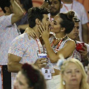 Carla Prata trocou beijos com namorado, Mariano, em camarote