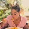Luma Costa se delicia com macarronada no restaurante La Casitta, em Sardegna, ilha do Mediterrâneo próximo à Itália