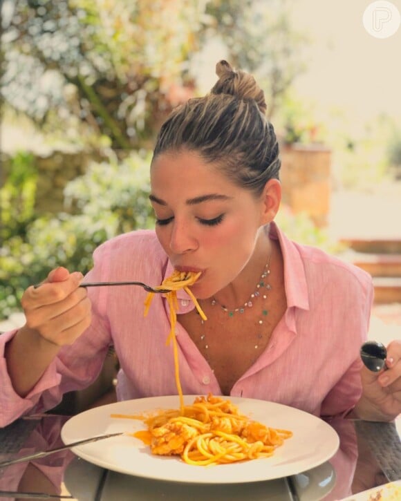 Luma Costa se delicia com macarronada no restaurante La Casitta, em Sardegna, ilha do Mediterrâneo próximo à Itália