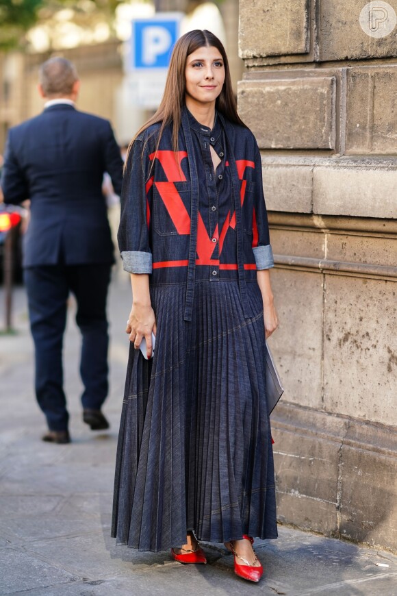 Vestido com modelagem sofisticada, com direito a plissado e laçada na gola, também pode ser em jeans