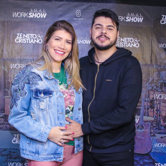 Dupla de Zé Neto, Cristiano tieta barriga de gravidez da mulher durante festival sertanejo FARRAIAL neste sábado, dia 24 de agosto de 2019